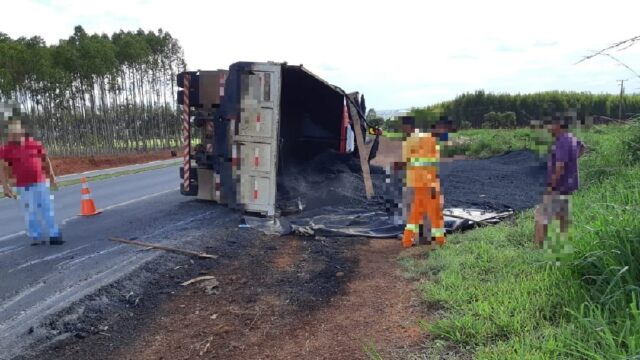 Homem fica ferido após carreta tombar na BR-050