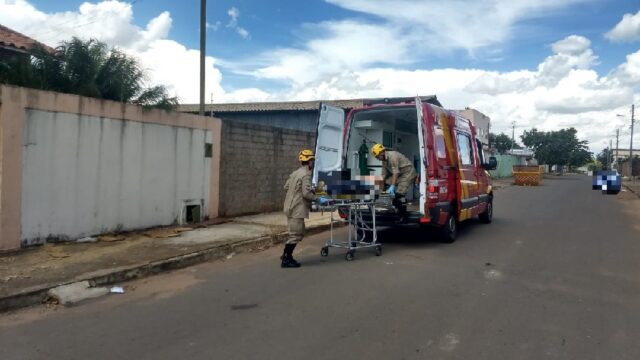 Motociclista sofre queda após desviar de carro em Catalão