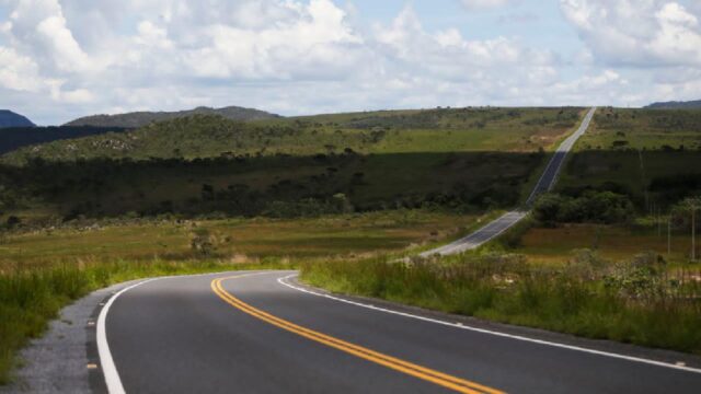 Governo assina concessão de duas rodovias federais entre GO e MG