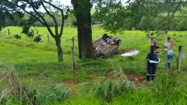 Saída de pista seguida de capotamento é registrado na GO 330 entre Catalão e Ouvidor
