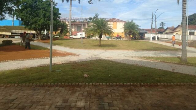 Prefeitura de Cumari inicia plantio de gramas na Praça São João Batista