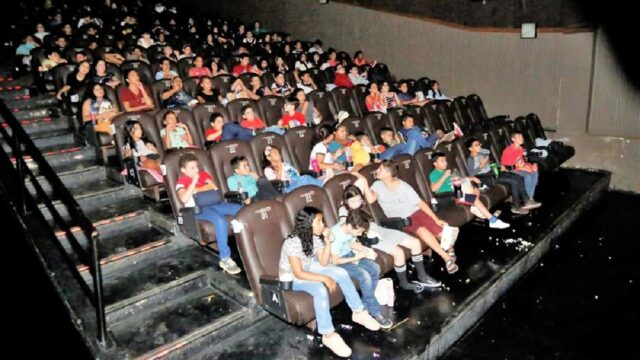 Crianças da rede municipal de ensino de Ouvidor vão ao cinema com dinheiro arrecadado na feira