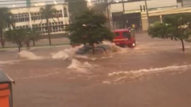 Chuva causa alagamentos e transtornos em Uberlândia; confira vídeos