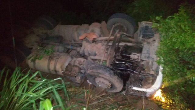 Motorista fica ferido após carreta tombar na GO-330, em Pires do Rio