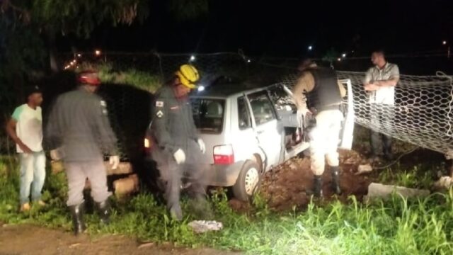 Passageiro morre após carro bater em grade de empresa em Araguari