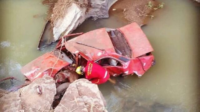 Homem morre e fica com o corpo preso às ferragens após carro cair de ponte