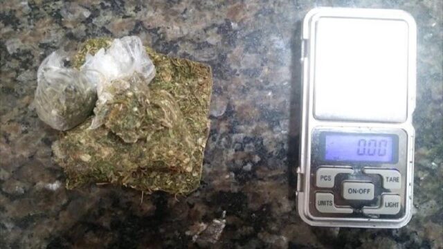 Jovem suspeito de traficar drogas é preso no Bairro Primavera