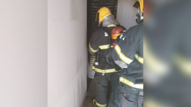 Bombeiros combatem incêndio em residência em Araguari (MG)