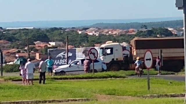 Acidente sem vítima é registrado no trevo de acesso ao Bairro Castelo Branco, em Catalão