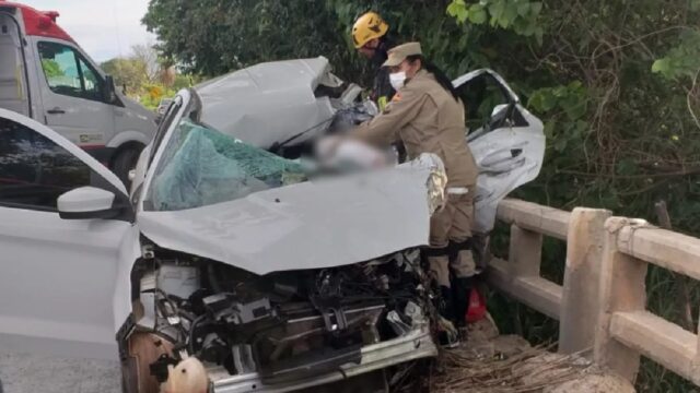 Acidente entre caminhão e carro deixa três mortos e quatro feridos na BR-020, em Vila Boa