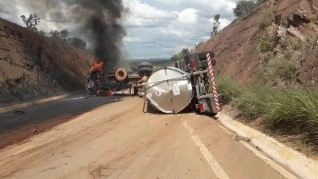 Condutor morre carbonizado após caminhão tombar na BR-352 entre Abadia dos Dourados e Coromandel