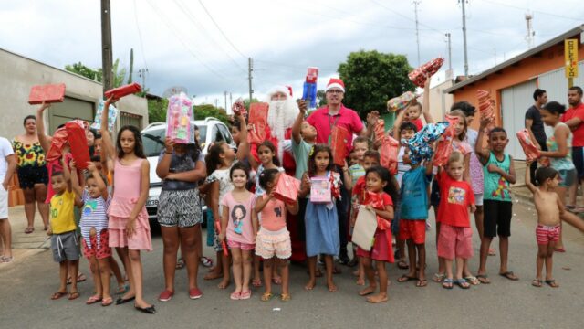 Equipe Zap Catalão realiza entrega de brinquedos para crianças de vários bairros em Catalão
