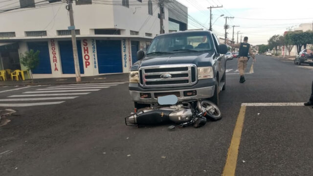 Duas pessoas ficam feridas em acidente envolvendo moto, em Araguari