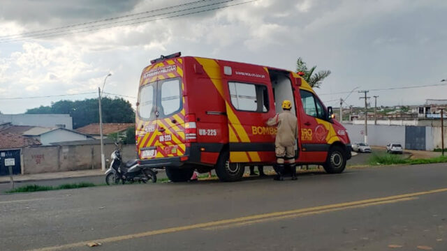 Motorista foge após acidente entre carro e moto em Catalão
