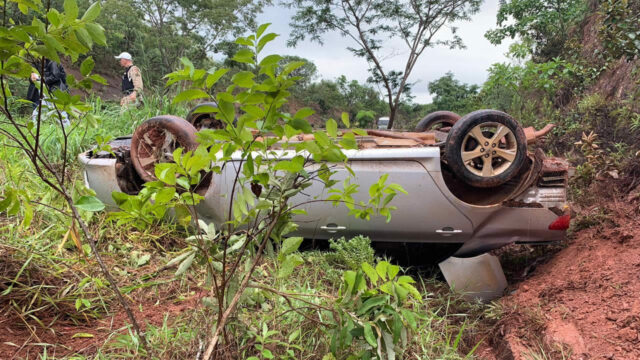 Capotamento é registrado em rodovia estadual no município de Patrocínio