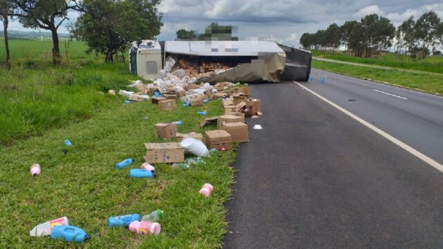 Caminhão baú tomba e deixa feridos na BR 050 próximo ao Distrito de Pires Belo