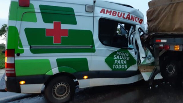 Técnica em enfermagem de Rio Verde morre e motorista fica ferido após ambulância bater em caminhão, em Indiara