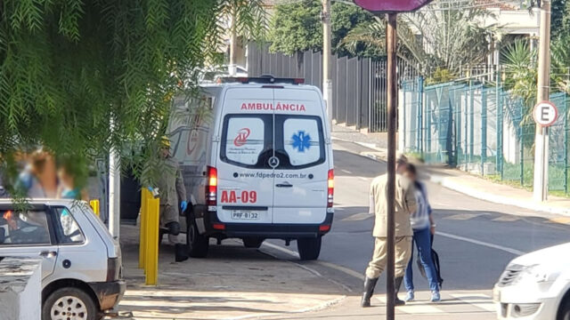 Acidente no Centro de Catalão deixa mulher ferida
