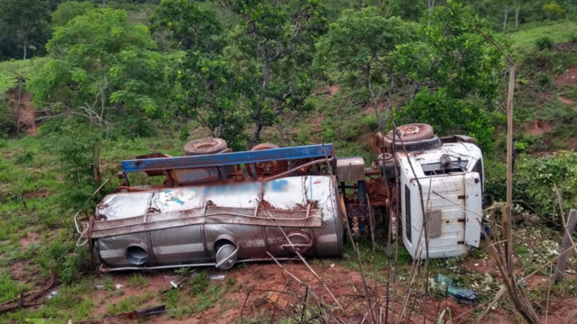 Caminhão tanque capota e deixa dois feridos na GO 330 em Ipameri