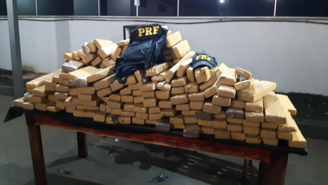 PRF intercepta carro lotado de maconha e prende quatro pessoas em Rio Verde