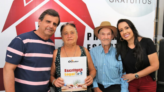 Prefeitura de Ouvidor entrega escritura e registro e imóveis a famílias do bairro Rodoviário