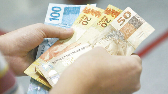 Novo salário mínimo, de R$ 1.320, passa a valer nesta segunda-feira (1º)