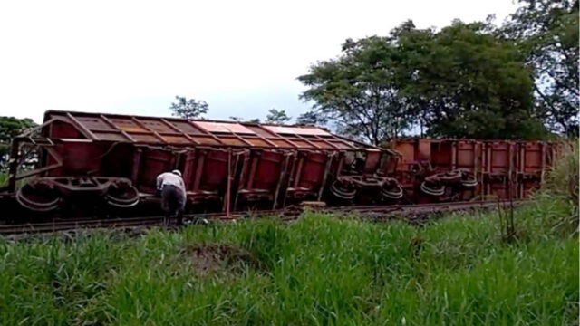 Trem carregado com minério tomba em ferrovia de Goiandira