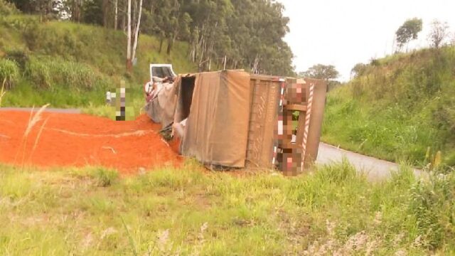 Motorista fica ferido após carreta tombar no “Trevo da Morte” em Patrocínio