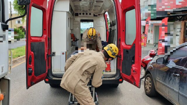 Motociclista fica ferida ao bater em carro em avenida de Catalão