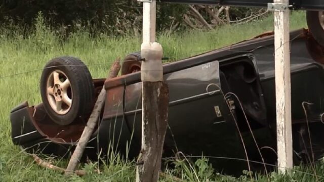 Carro sai da pista após colisão e capota perto da ponte sobre o Rio Araguari