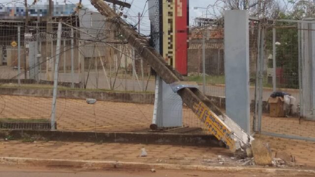 Caminhão prancha derruba poste de iluminação e deixa bairro sem energia em Catalão