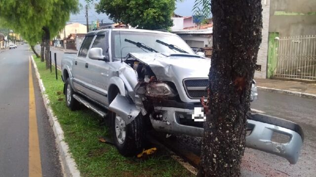 Motorista perde controle de caminhonete e bate contra árvore em Catalão