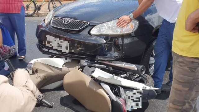 Moto vai parar debaixo de carro e condutora fica ferido em acidente na Vila Chaud