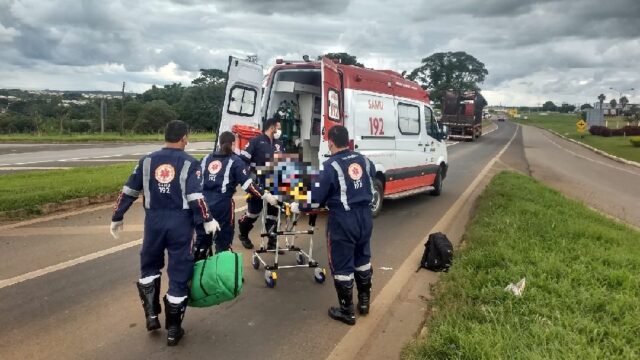 Motociclista fica ferido após colidir contra carreta na BR 050, em Catalão