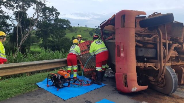 Motorista morre após tombar carreta carregada com soja na BR 050, no município de Cumari
