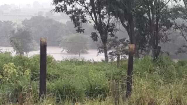 Represa se rompe após forte chuva em Pontalina