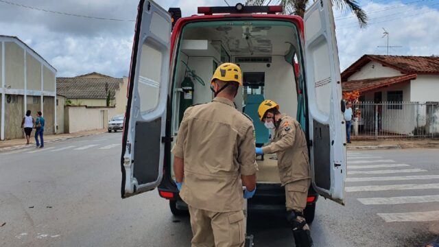 Colisão entre carros em cruzamento deixa motorista ferido em Catalão