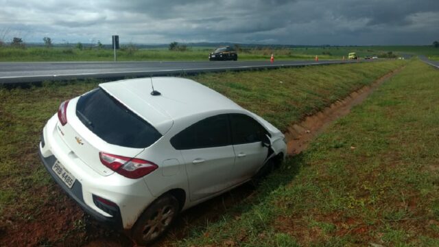 Saída de pista deixa motorista ferido na BR-050 em Catalão