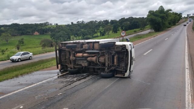 Carro capota e deixa trânsito lento na BR-153 próximo ao pedágio