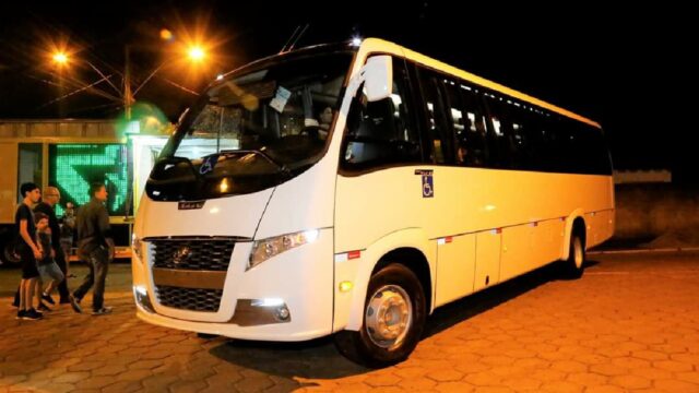 Prefeitura de Ouvidor reforça a frota da educação com mais um micro-ônibus “Zero Km”