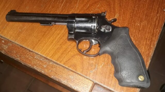 Homem é preso após efetuar disparos de arma de fogo em praça pública em Ipameri
