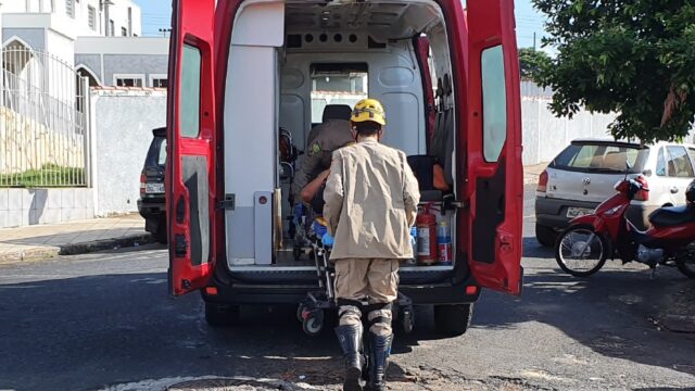 Colisão entre caminhão e moto deixa mulher ferida em Catalão