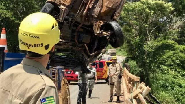Agente penitenciário morre após carro cair de ponte e parar dentro do Rio Corumbá, em Luziânia