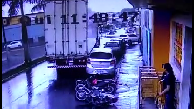 Motorista de uma carreta perde controle do veículo, bate em motos e carros em Catalão