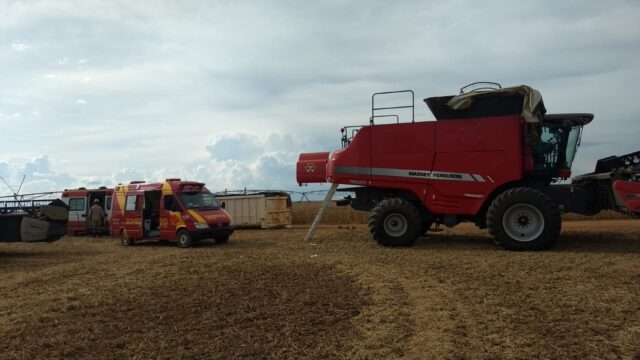 Bombeiros socorrem homem que perdeu a perna em acidente com máquina agrícola