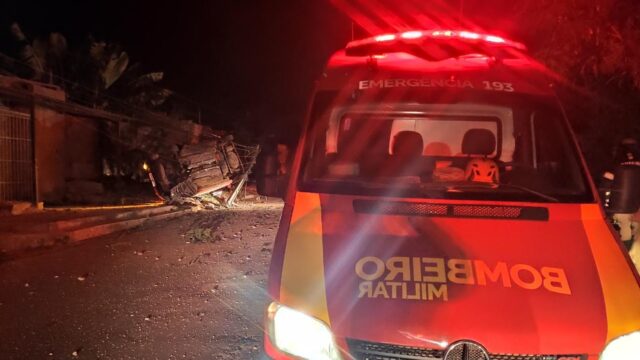 Bombeiros socorrem homem que capotou veículo após sofrer agressão por arma branca