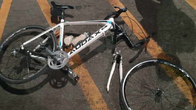 Ciclista fica ferido ao colidir em veículo parado na BR 050