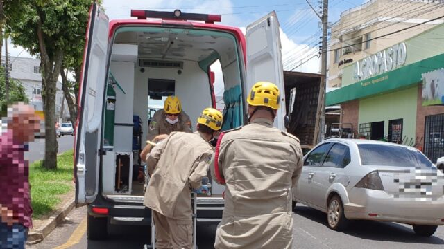 Motorista provoca acidente, deixando duas vítimas feridas e se evade do local