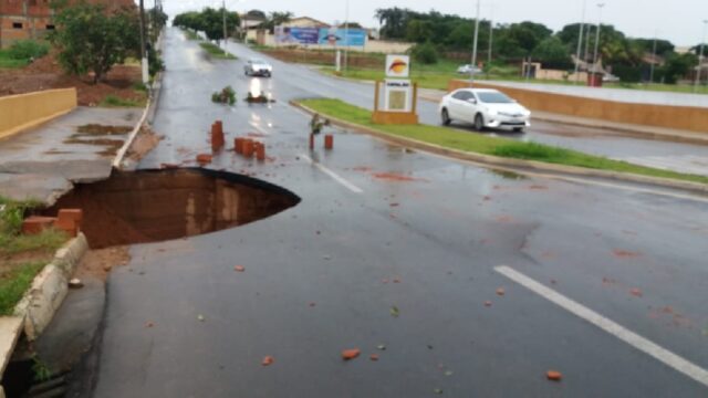 Asfalto cede com chuva e abre cratera em cima da ponte do Córrego Pirapitinga, em Catalão