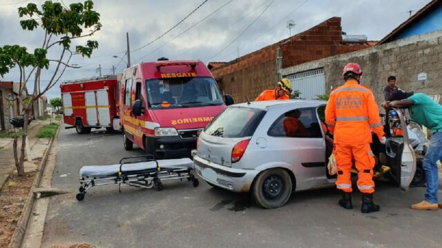 Veículo colide em poste e deixa ferido em Araguari